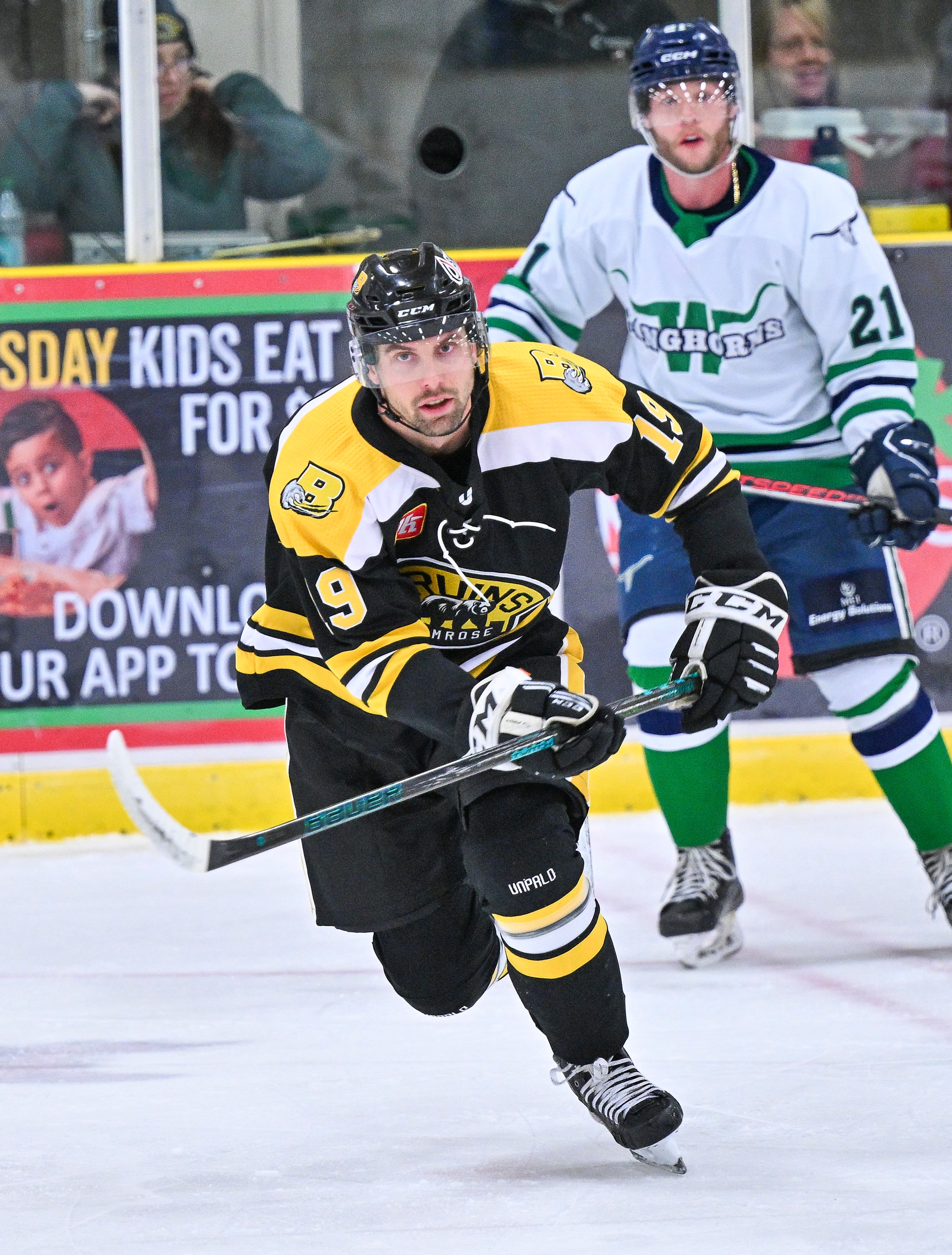 Bruins player #19 skating